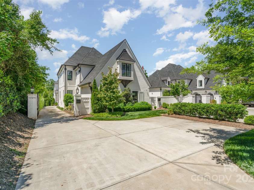 1328 Kings Drive, Charlotte, NC 28207.  MLS# CAR4221350, YatesRealty ID 21598. 