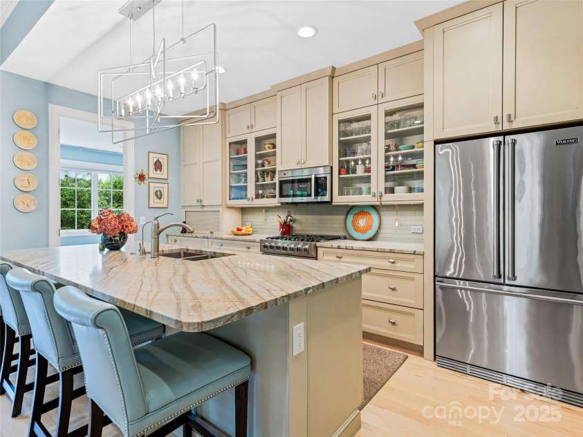 63 Chantilly Drive, Asheville, NC 28804.  MLS# CAR4259333, YatesRealty ID 21599. 