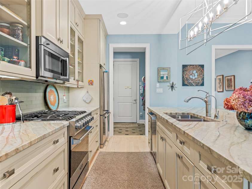 63 Chantilly Drive, Asheville, NC 28804.  MLS# CAR4259333, YatesRealty ID 21599. 