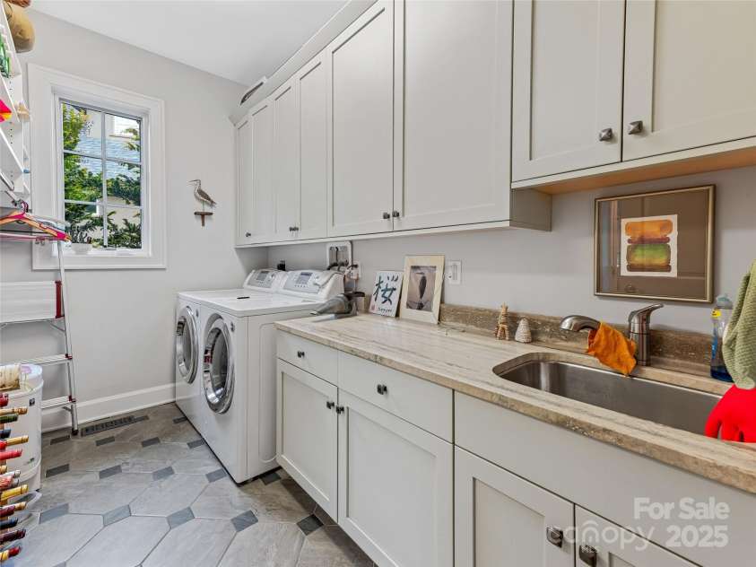 63 Chantilly Drive, Asheville, NC 28804.  MLS# CAR4259333, YatesRealty ID 21599. 