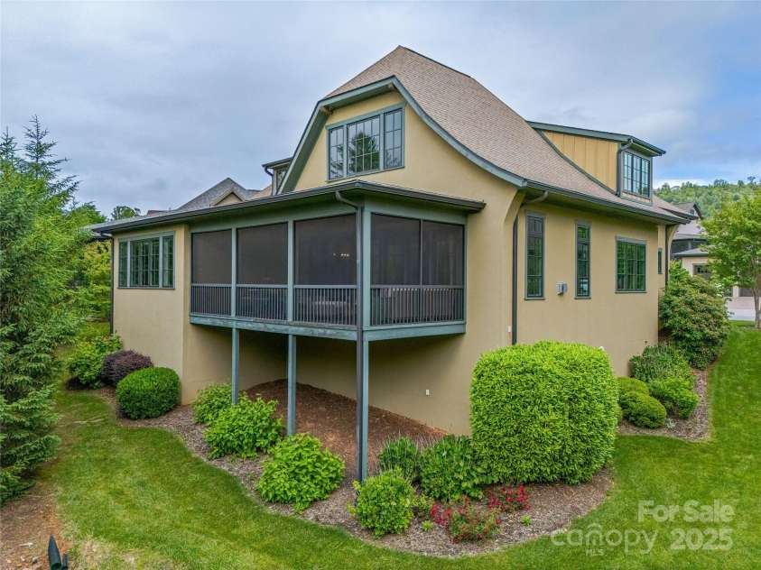 63 Chantilly Drive, Asheville, NC 28804.  MLS# CAR4259333, YatesRealty ID 21599. 