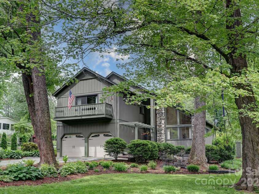 19 Poplar Court, Hendersonville, NC 28792.  MLS# CAR4269723, YatesRealty ID 21600. 