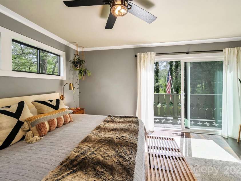 19 Poplar Court, Hendersonville, NC 28792.  MLS# CAR4269723, YatesRealty ID 21600. 