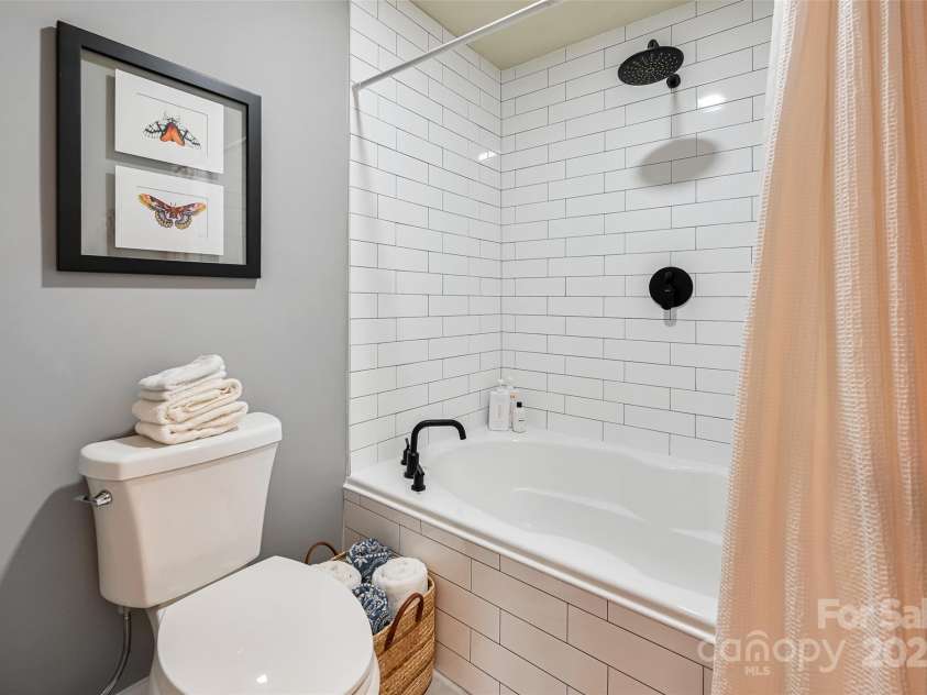 19 Poplar Court, Hendersonville, NC 28792.  MLS# CAR4269723, YatesRealty ID 21600. 