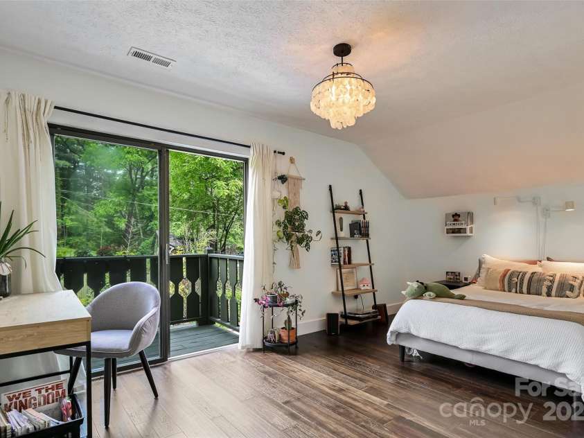 19 Poplar Court, Hendersonville, NC 28792.  MLS# CAR4269723, YatesRealty ID 21600. 