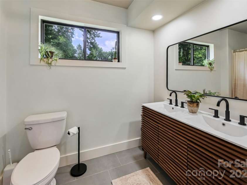 19 Poplar Court, Hendersonville, NC 28792.  MLS# CAR4269723, YatesRealty ID 21600. 