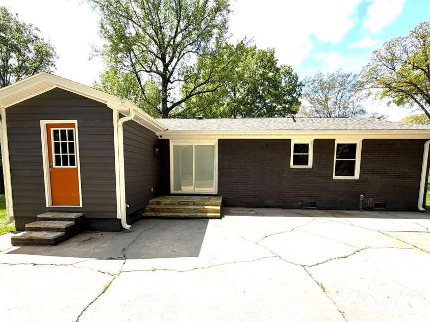 1200 Weststone Drive, Charlotte, NC 28208.  MLS# CAR4366441, YatesRealty ID 21602. Back
