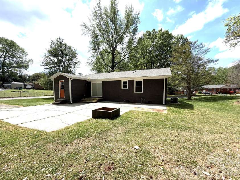 1200 Weststone Drive, Charlotte, NC 28208.  MLS# CAR4366441, YatesRealty ID 21602. Back Yard