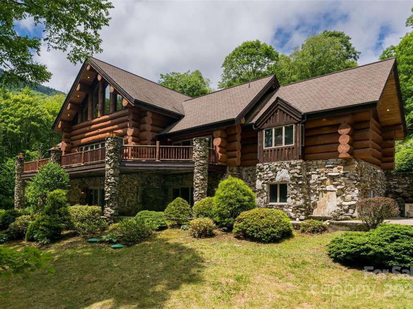 303 Flying Hawk Trail, Waynesville, NC 28786.  MLS# CAR4272138, YatesRealty ID 21603. 