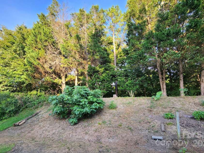 6414 Goldenblush Circle, Charlotte, NC 28269.  MLS# CAR4272284, YatesRealty ID 21604. 