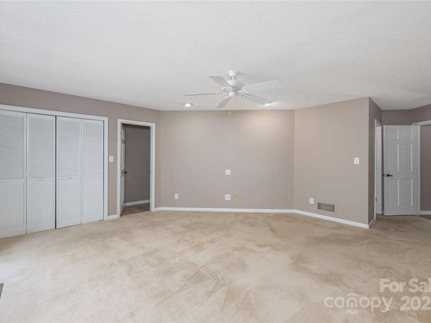 1101 Timber Trail, Asheville, NC 28804.  MLS# CAR4264560, YatesRealty ID 21606. Primary Bed - Fitted & Walk-in Closets 