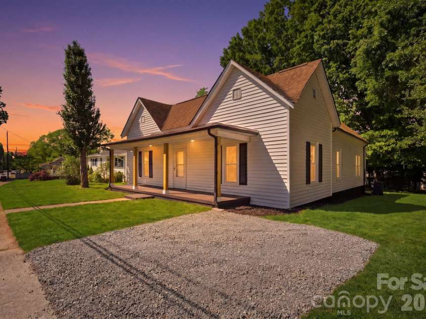 630 Davis Avenue, Newton, NC 28658.  MLS# CAR4373040, YatesRealty ID 21609. 
