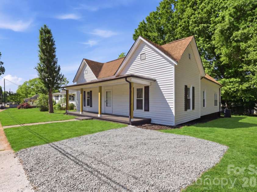 630 Davis Avenue, Newton, NC 28658.  MLS# CAR4373040, YatesRealty ID 21609. 