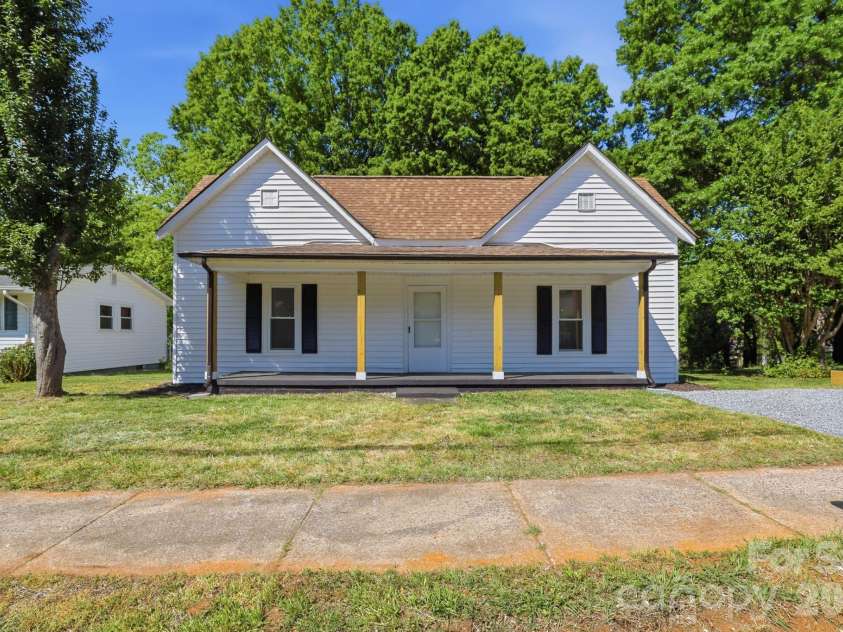 630 Davis Avenue, Newton, NC 28658.  MLS# CAR4373040, YatesRealty ID 21609. 