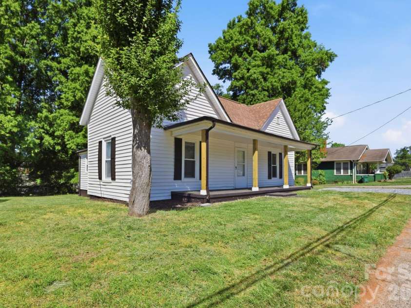 630 Davis Avenue, Newton, NC 28658.  MLS# CAR4373040, YatesRealty ID 21609. 