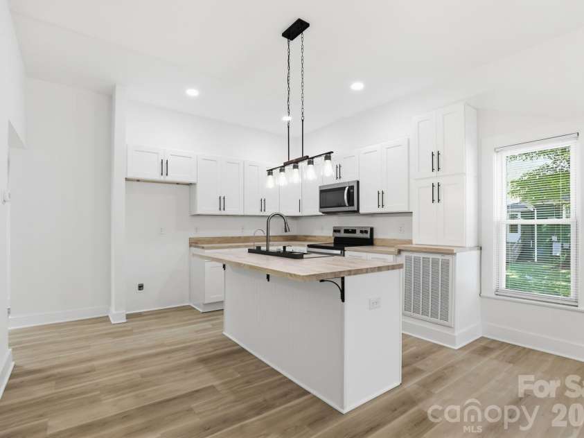630 Davis Avenue, Newton, NC 28658.  MLS# CAR4373040, YatesRealty ID 21609. 