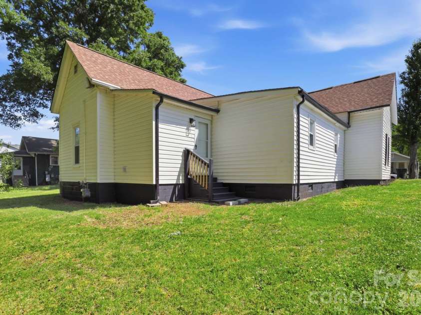 630 Davis Avenue, Newton, NC 28658.  MLS# CAR4373040, YatesRealty ID 21609. 