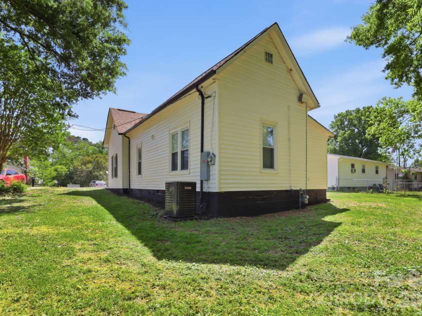 630 Davis Avenue, Newton, NC 28658.  MLS# CAR4373040, YatesRealty ID 21609. 