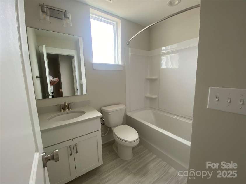 1324 Walter Taylor Way, Charlotte, NC 28206.  MLS# CAR4207712, YatesRealty ID 21610. Bath 2
