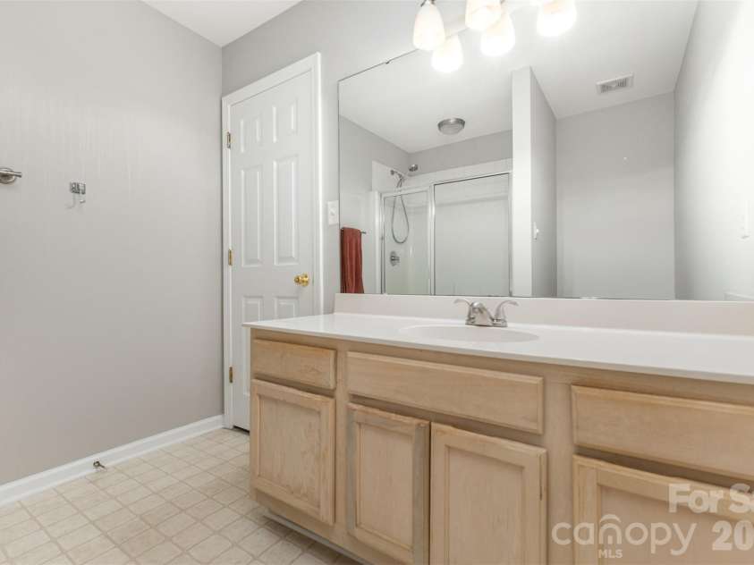3832 Thomas Ridge Drive, Charlotte, NC 28269.  MLS# CAR4365020, YatesRealty ID 21610. 