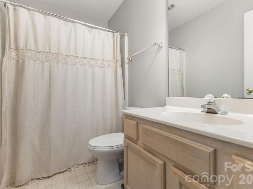 3832 Thomas Ridge Drive, Charlotte, NC 28269.  MLS# CAR4365020, YatesRealty ID 21610. 