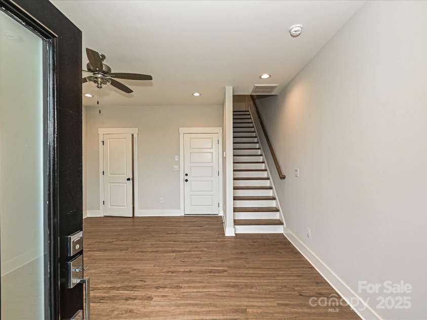 1619 Polk Street, Charlotte, NC 28206.  MLS# CAR4207818, YatesRealty ID 21612. Entrance/Flex Room