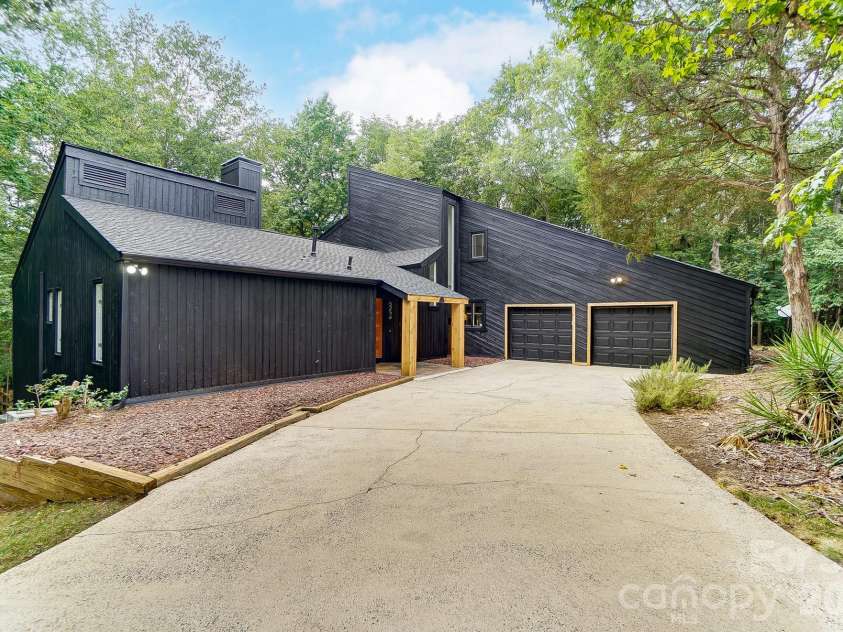5254 Summer Gate Drive, Charlotte, NC 28226.  MLS# CAR4332568, YatesRealty ID 21613. 