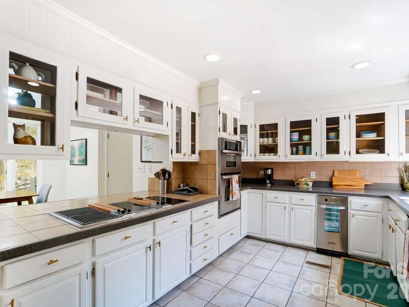 5254 Summer Gate Drive, Charlotte, NC 28226.  MLS# CAR4332568, YatesRealty ID 21613. 