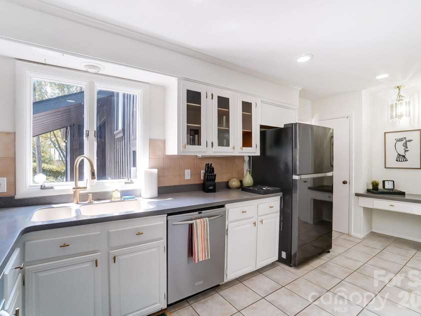 5254 Summer Gate Drive, Charlotte, NC 28226.  MLS# CAR4332568, YatesRealty ID 21613. 