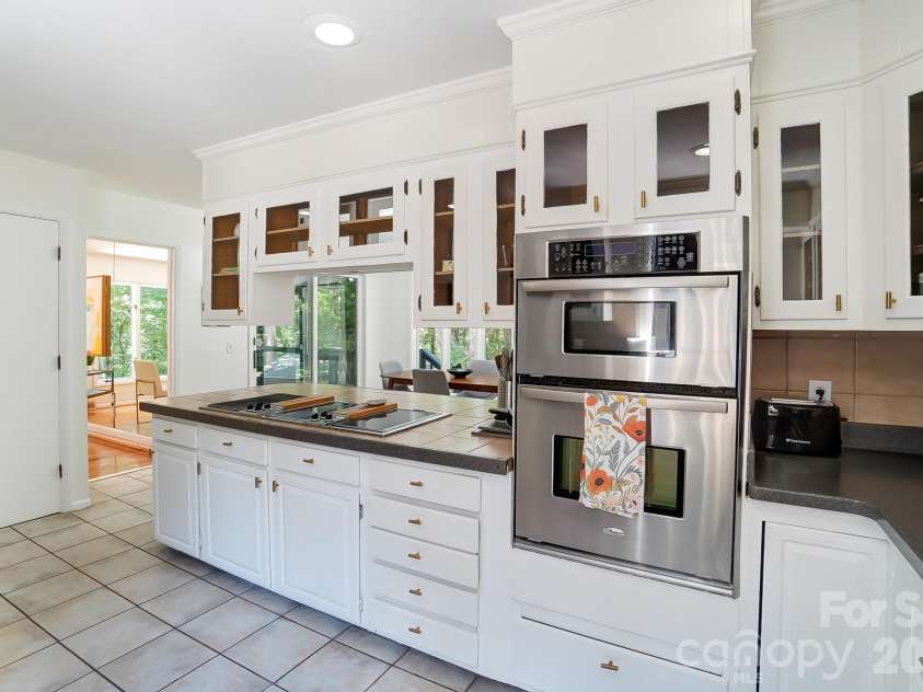 5254 Summer Gate Drive, Charlotte, NC 28226.  MLS# CAR4332568, YatesRealty ID 21613. 