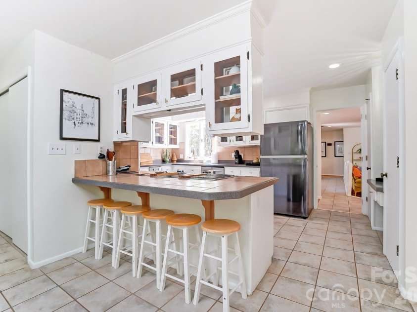 5254 Summer Gate Drive, Charlotte, NC 28226.  MLS# CAR4332568, YatesRealty ID 21613. 