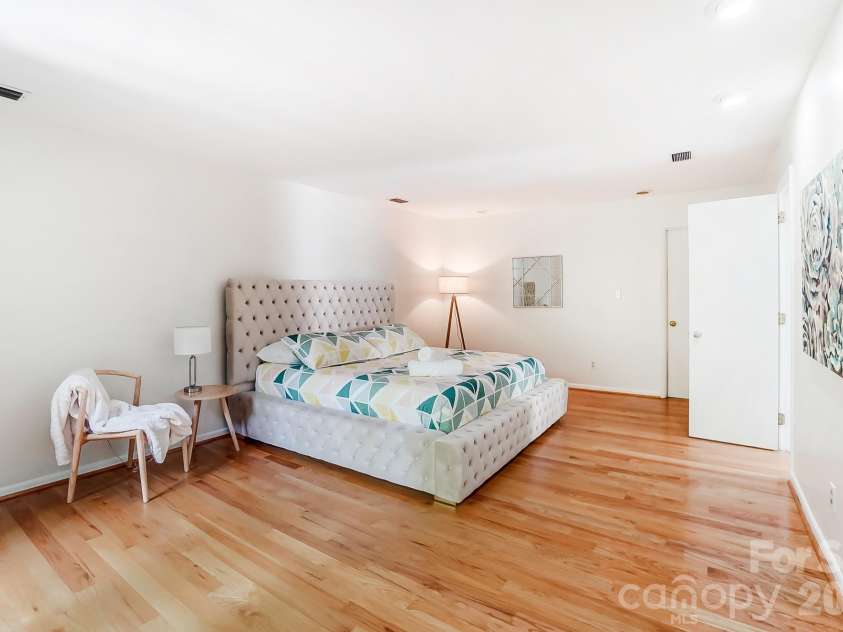 5254 Summer Gate Drive, Charlotte, NC 28226.  MLS# CAR4332568, YatesRealty ID 21613. 
