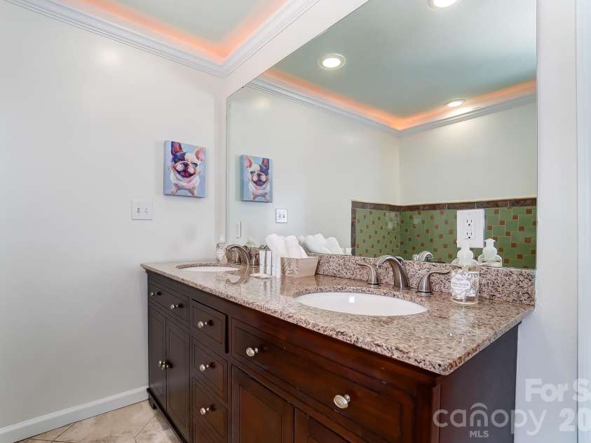 5254 Summer Gate Drive, Charlotte, NC 28226.  MLS# CAR4332568, YatesRealty ID 21613. 