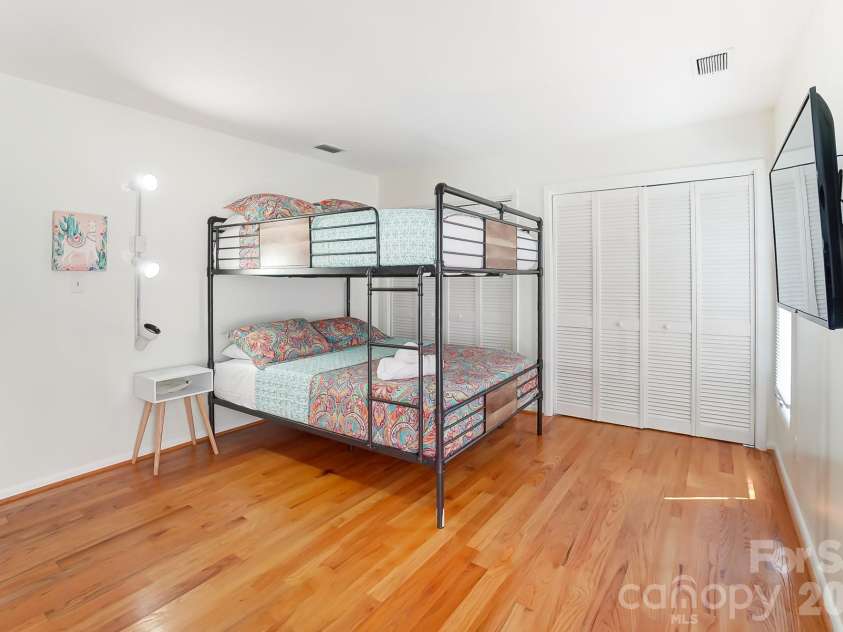 5254 Summer Gate Drive, Charlotte, NC 28226.  MLS# CAR4332568, YatesRealty ID 21613. 