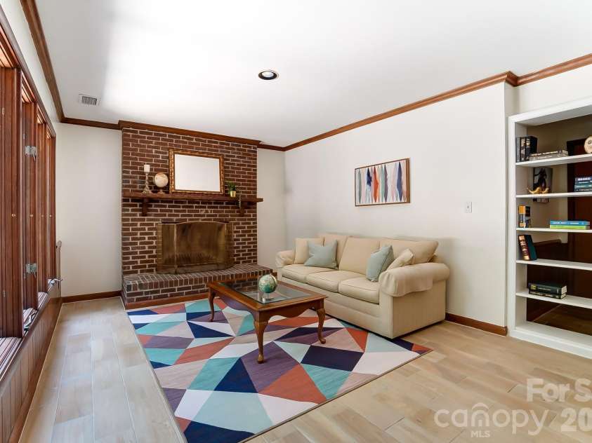 5254 Summer Gate Drive, Charlotte, NC 28226.  MLS# CAR4332568, YatesRealty ID 21613. 