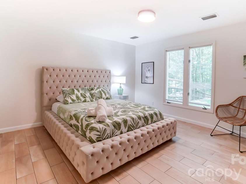 5254 Summer Gate Drive, Charlotte, NC 28226.  MLS# CAR4332568, YatesRealty ID 21613. 