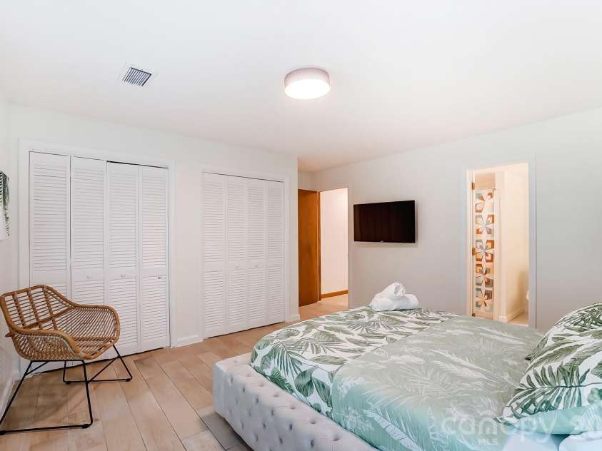 5254 Summer Gate Drive, Charlotte, NC 28226.  MLS# CAR4332568, YatesRealty ID 21613. 