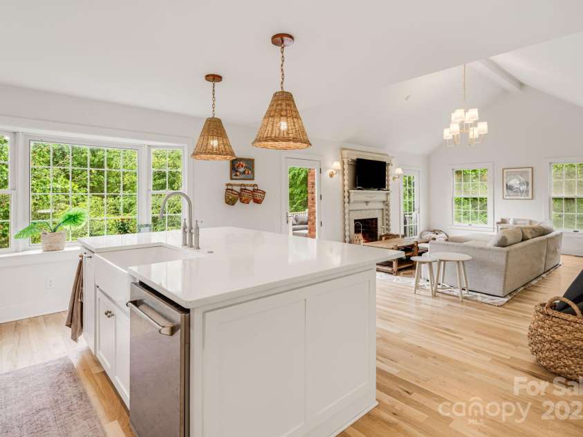 92 Rose Hill Road, Asheville, NC 28803.  MLS# CAR4253680, YatesRealty ID 21614. 