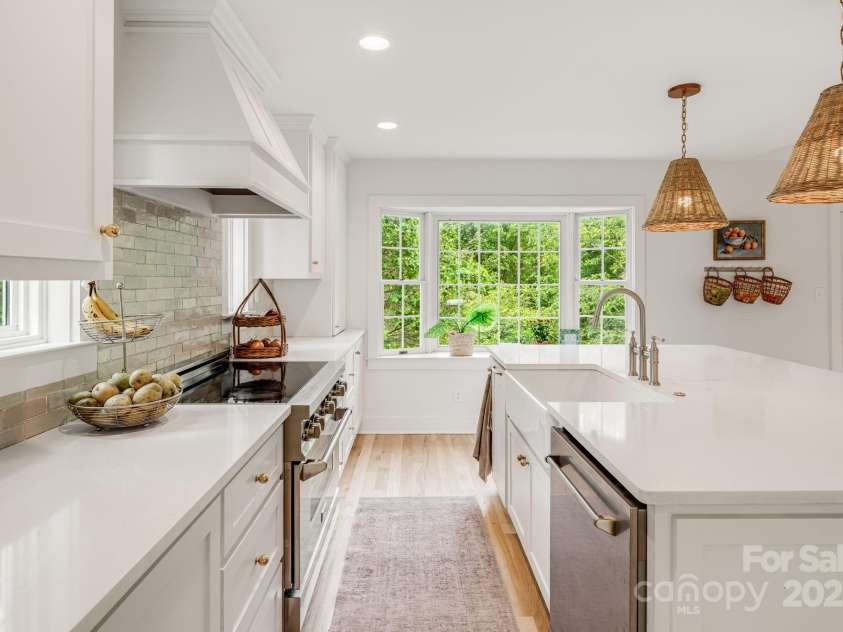 92 Rose Hill Road, Asheville, NC 28803.  MLS# CAR4253680, YatesRealty ID 21614. 
