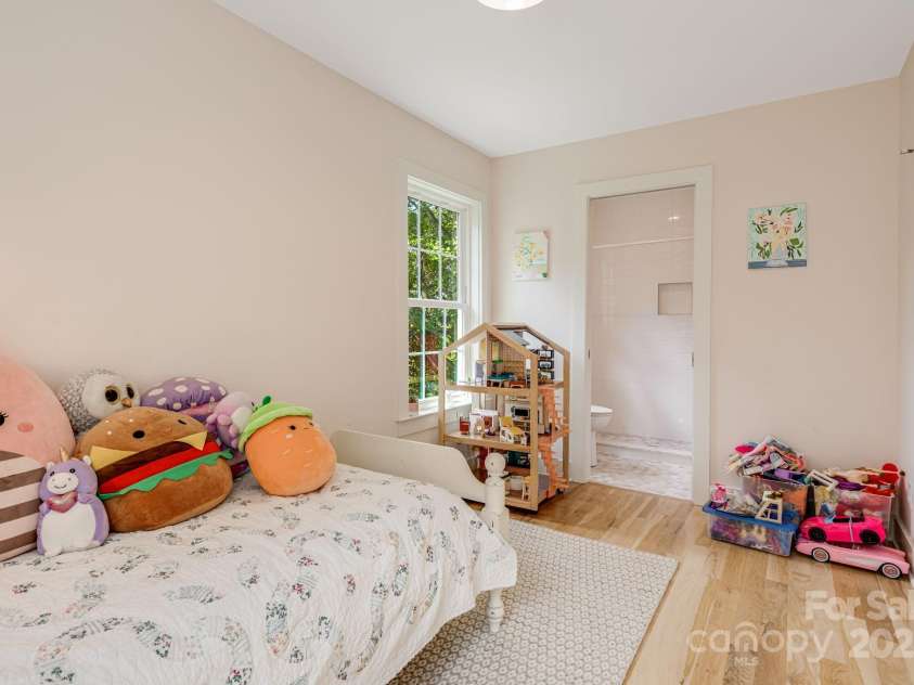 92 Rose Hill Road, Asheville, NC 28803.  MLS# CAR4253680, YatesRealty ID 21614. 