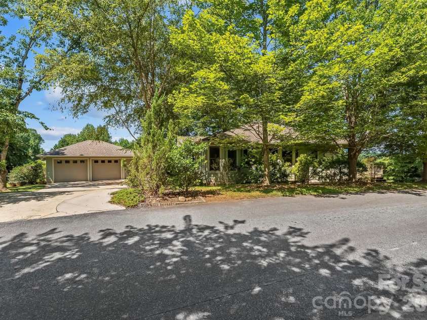 27 Magnolia Drive, Nebo, NC 28761.  MLS# CAR4367003, YatesRealty ID 21617. 