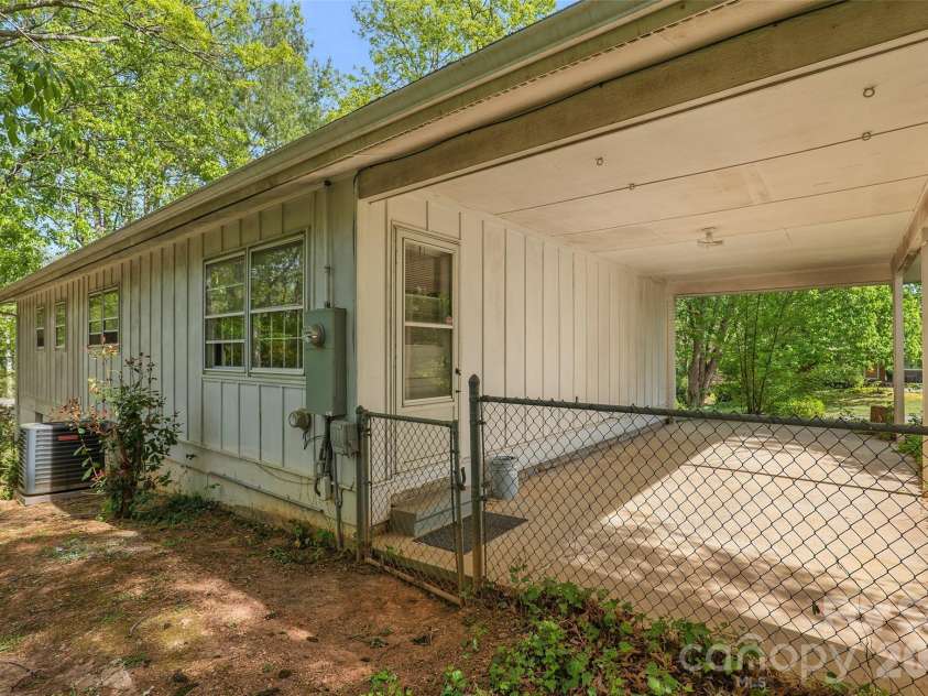 68 Imperial Court, Asheville, NC 28803.  MLS# CAR4343269, YatesRealty ID 21622. 