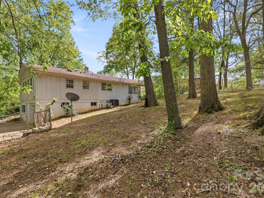 68 Imperial Court, Asheville, NC 28803.  MLS# CAR4343269, YatesRealty ID 21622. 