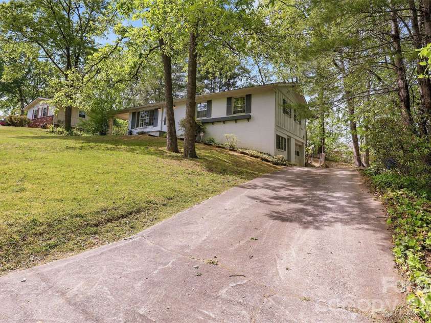 68 Imperial Court, Asheville, NC 28803.  MLS# CAR4343269, YatesRealty ID 21622. 