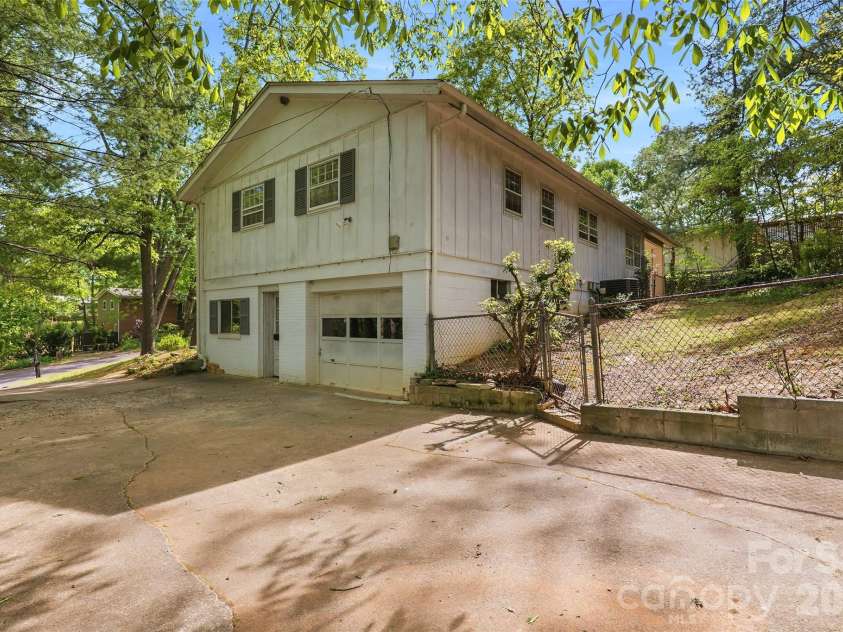 68 Imperial Court, Asheville, NC 28803.  MLS# CAR4343269, YatesRealty ID 21622. 