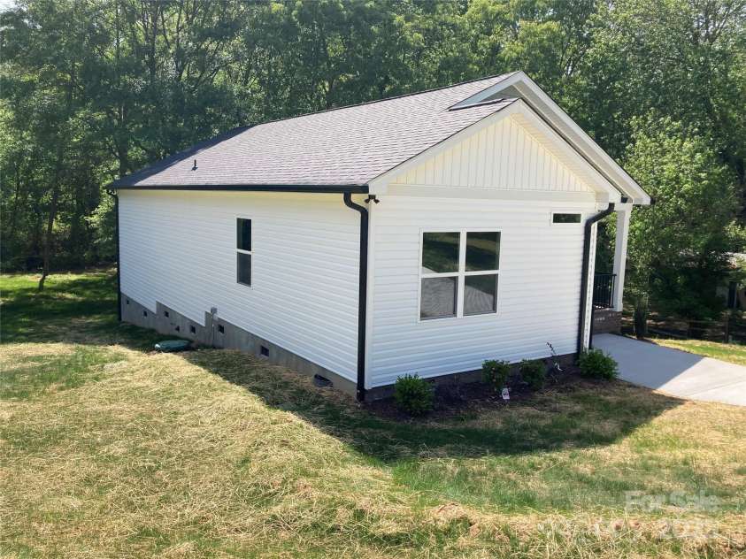 1889 Oak Hollow Road, Gastonia, NC 28054.  MLS# CAR4249835, YatesRealty ID 21623. 