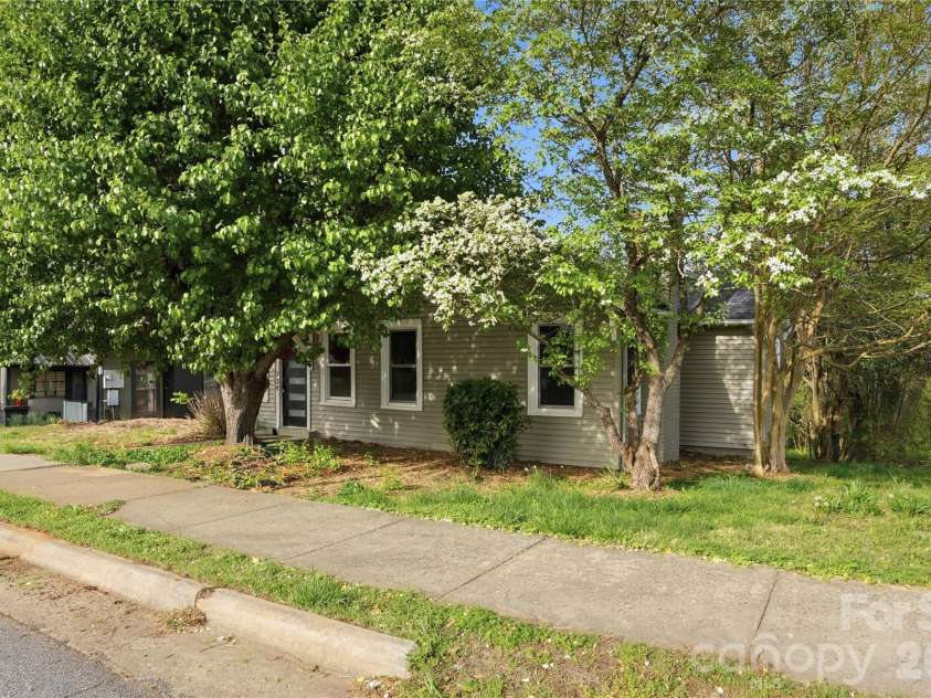 234 Ervin Avenue, Newton, NC 28658.  MLS# CAR4343549, YatesRealty ID 21625. 