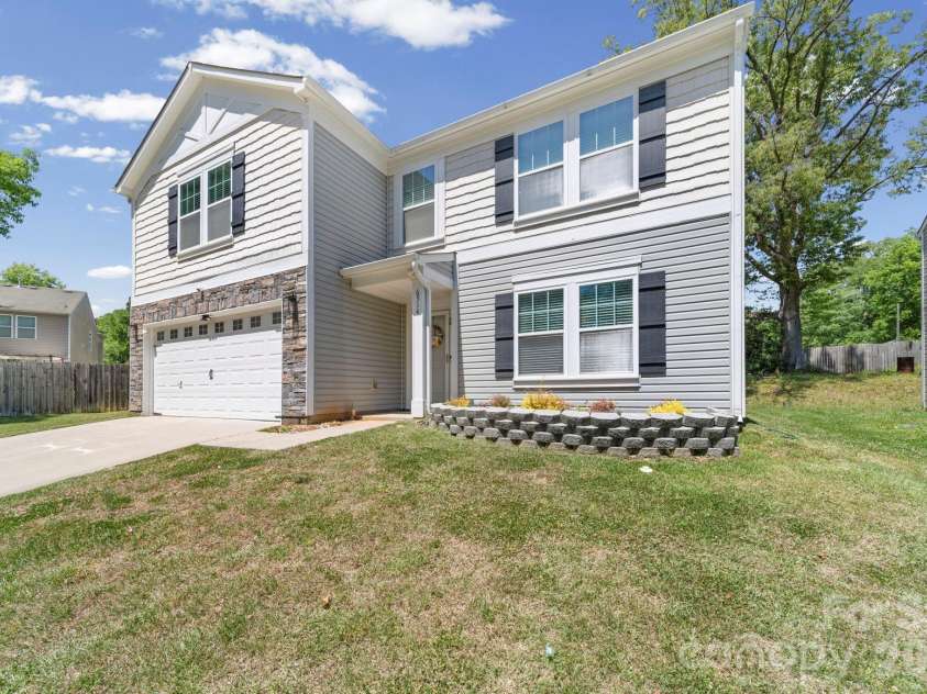 6514 Glenmoor Drive, Charlotte, NC 28214.  MLS# CAR4371744, YatesRealty ID 21626. 