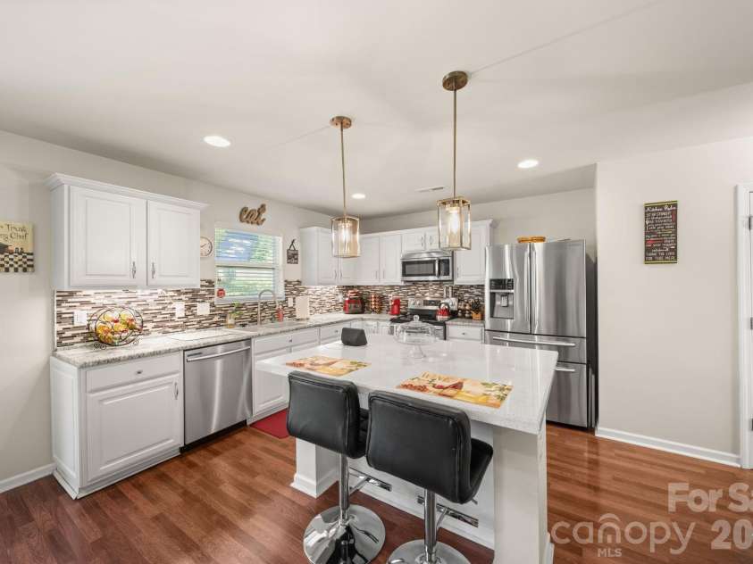 6514 Glenmoor Drive, Charlotte, NC 28214.  MLS# CAR4371744, YatesRealty ID 21626. 