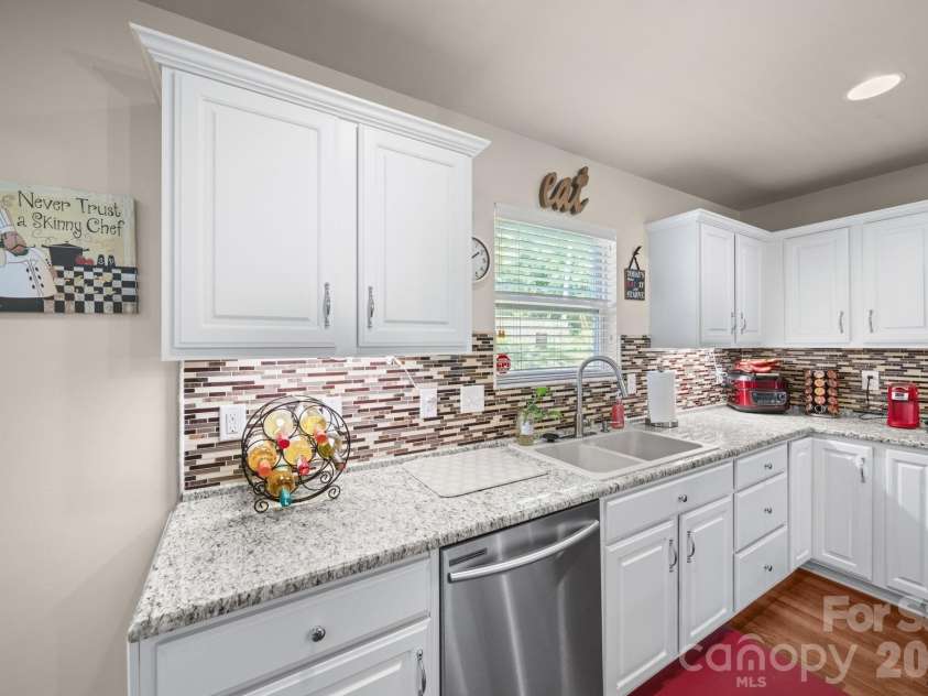 6514 Glenmoor Drive, Charlotte, NC 28214.  MLS# CAR4371744, YatesRealty ID 21626. 